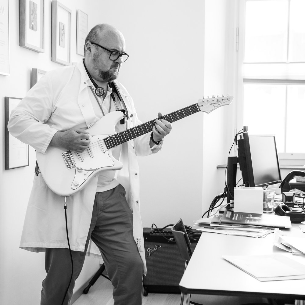 Prof. Dr. med. Andreas Buser spielt Gitarre